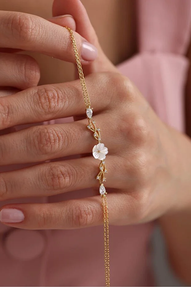 925 Ayar Gümüş Işıklı Kutuda Gold Kaplama Bahar Işıltılı Manolya Çiçeği Bileklik